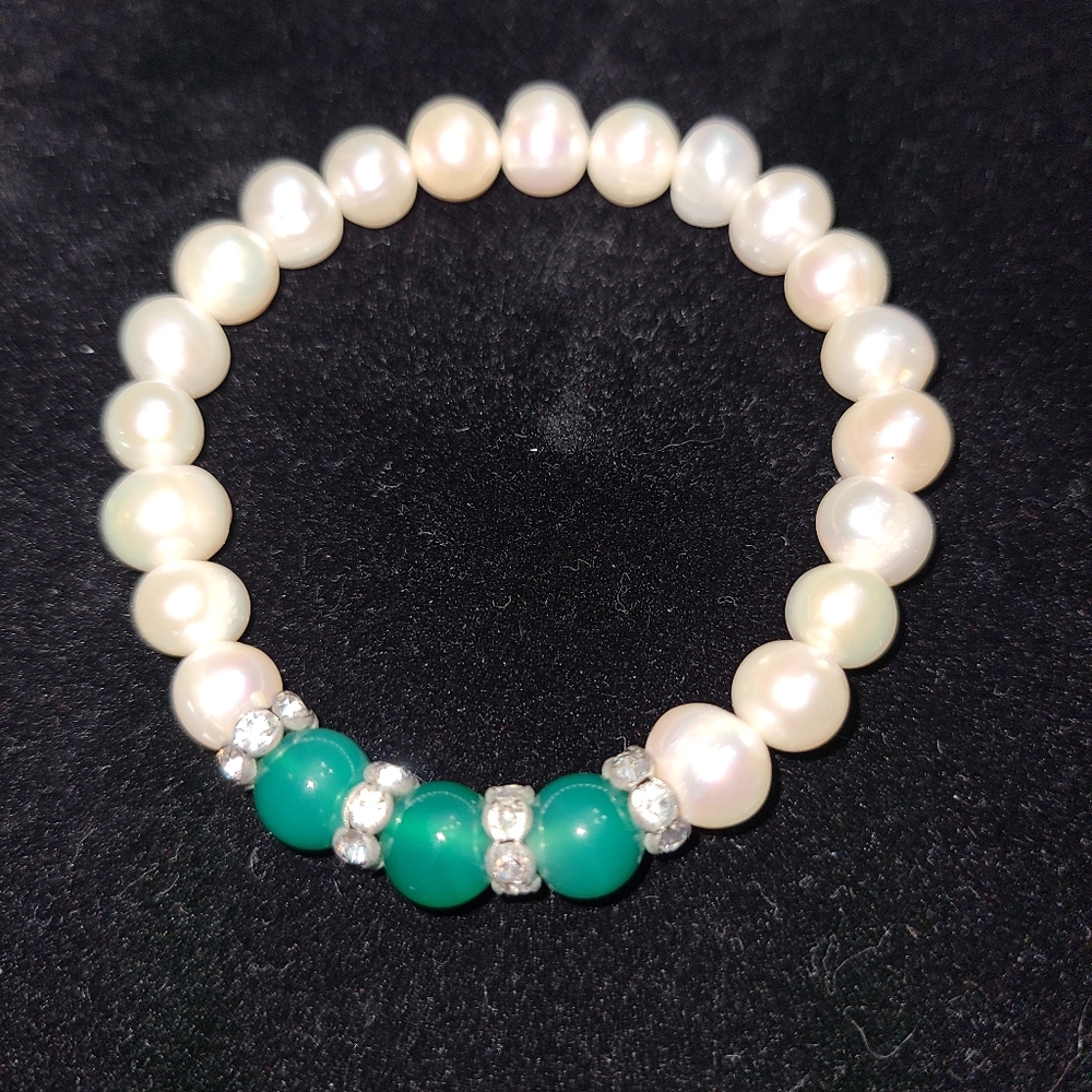 White Freshwater Pearl with Green Agate Stone Stretch Bracelet